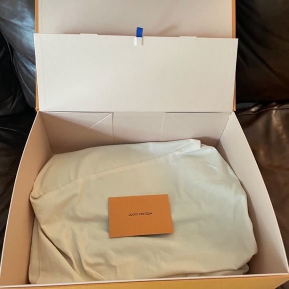 Navy Artsy LV - Picture 3 of 10